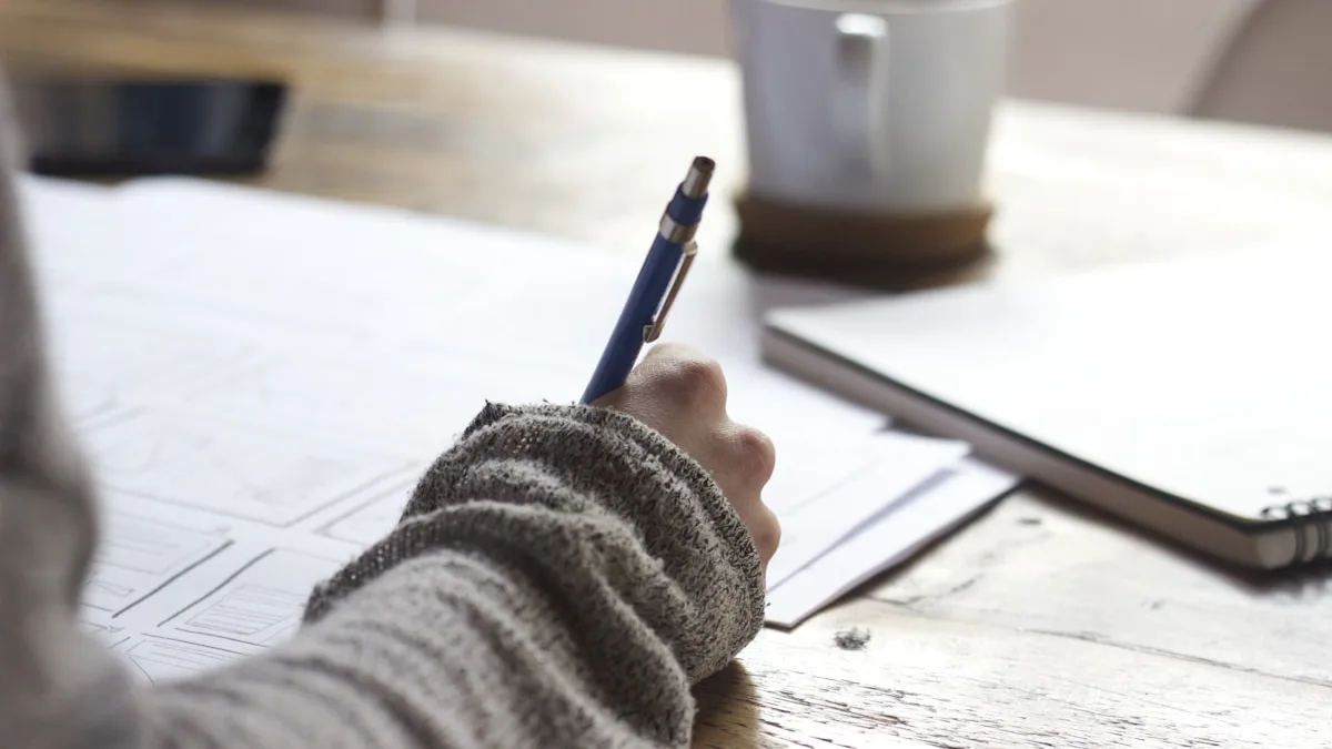 Etudiant suivant des cours en ligne sur ordinateur portable au Quebec