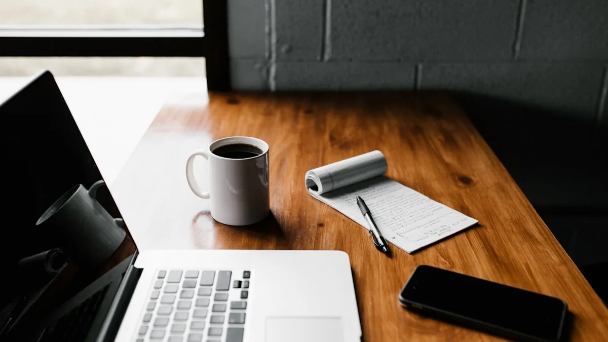 Etudiant quebecois travaillant sur ordinateur portable dans un cafe