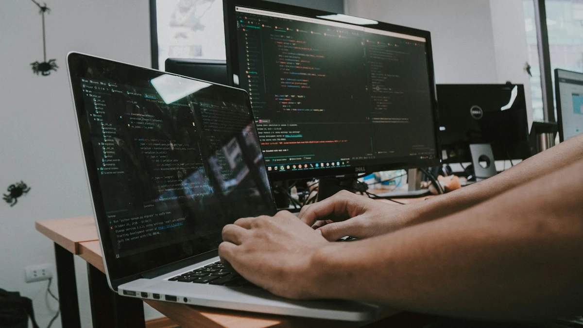 Personne qui se connecte à son ordinateur avec un gestionnaire de mots de passe