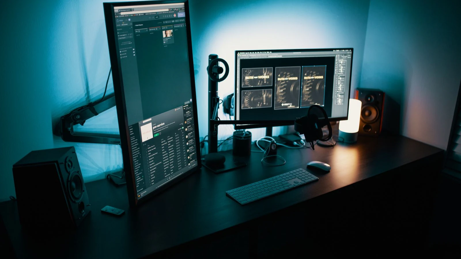 Setup complet mini PC avec écran et accessoires sur un bureau moderne